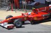 Fernando Alonso saliendo de los boxes de Ferrari